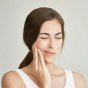 Woman with pain in her jaw