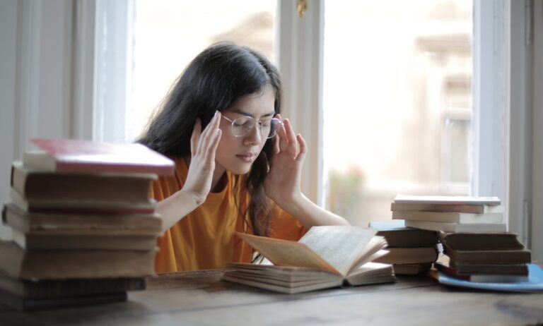 Woman tilting her head and holding the area between her ear and jaw